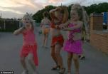Anak-anak kaum Gipsi menari dengan baju yang sangat terbuka dengan dandanan lengkap